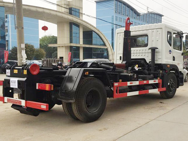 東風(fēng)創(chuàng)普拉臂式垃圾車(chē)