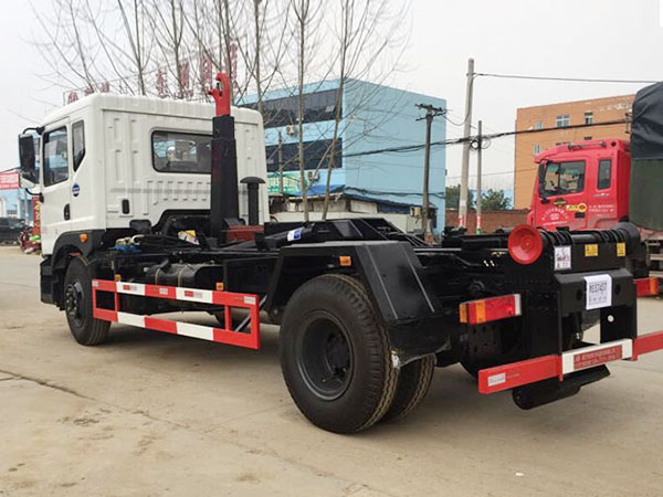 東風(fēng)創(chuàng)普拉臂式垃圾車(chē)