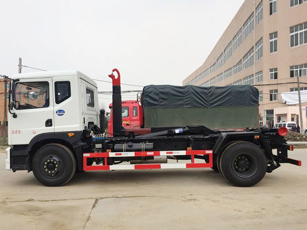 東風(fēng)創(chuàng)普拉臂式垃圾車(chē)