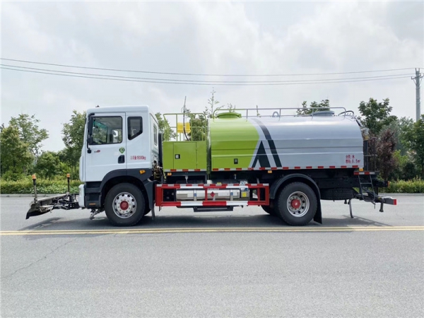 國(guó)六東風(fēng)D9 9方路面清洗車